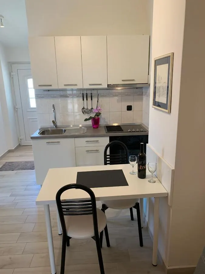 Studio Apartment Martina ---80M From The Sea--- Pula